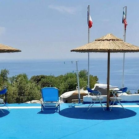 Ikaria Studios Manganitis Luaran gambar