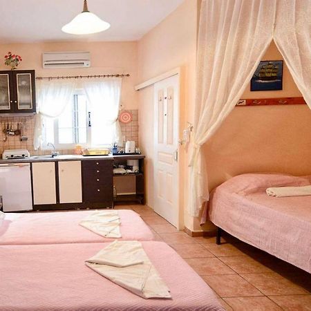 Ikaria Studios Manganitis Luaran gambar