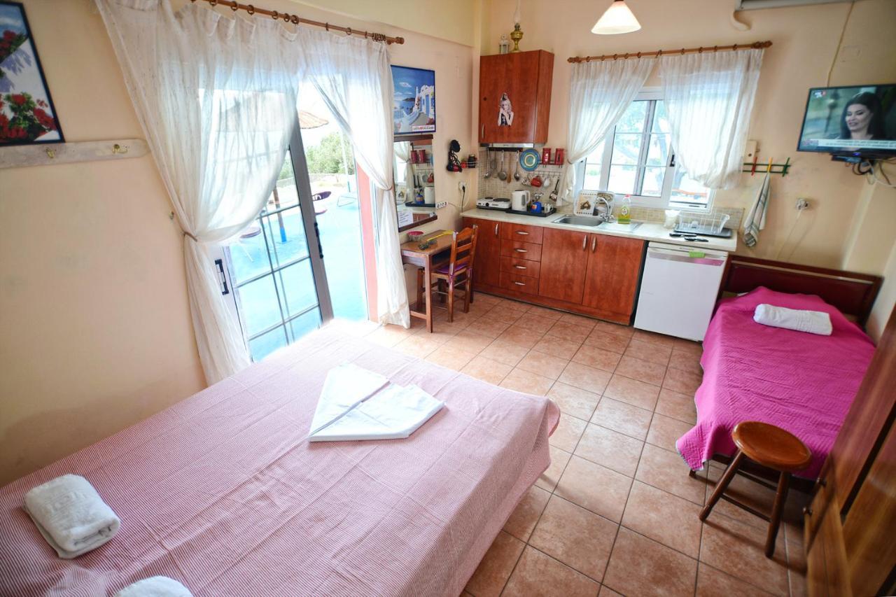Ikaria Studios Manganitis Luaran gambar