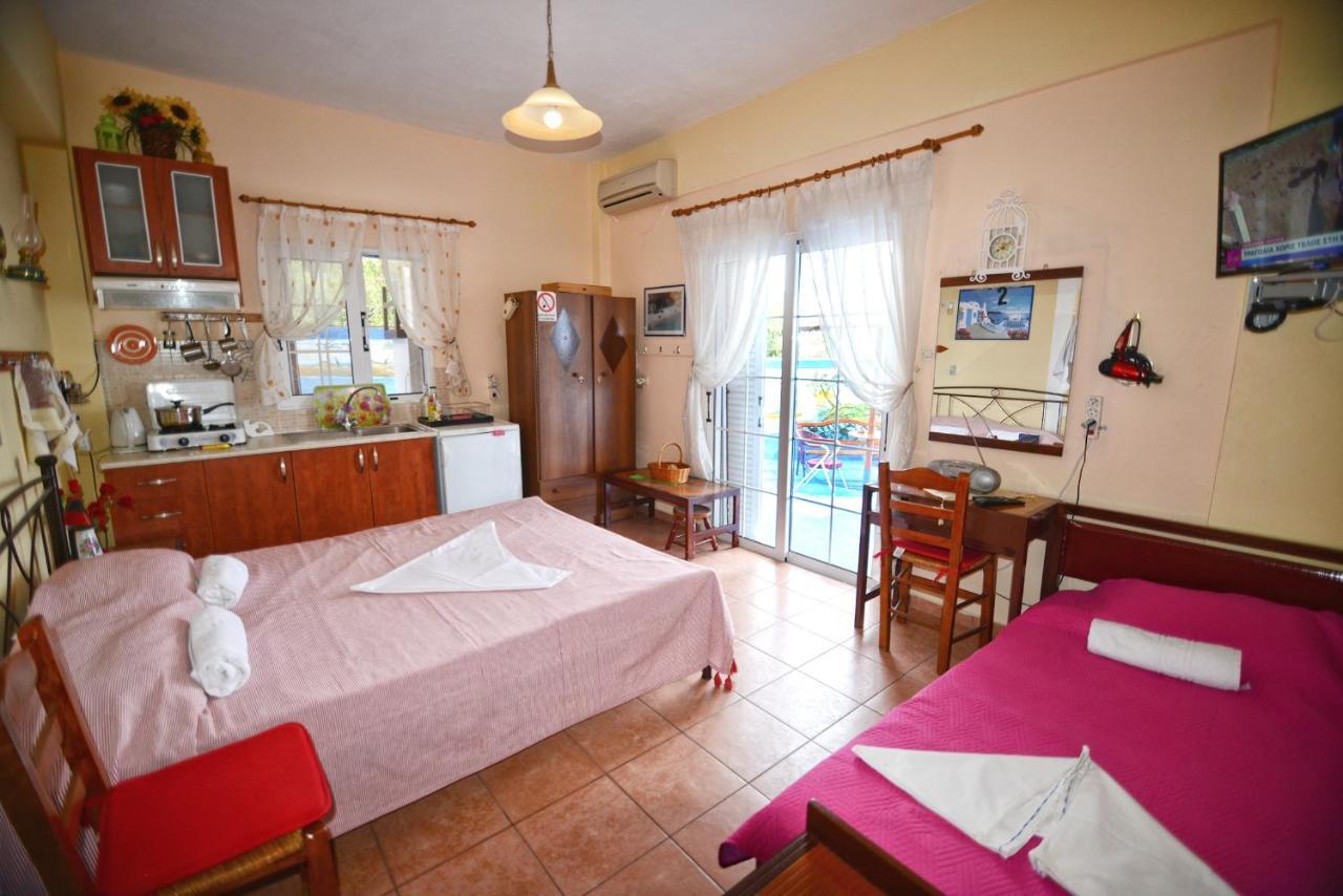 Ikaria Studios Manganitis Luaran gambar