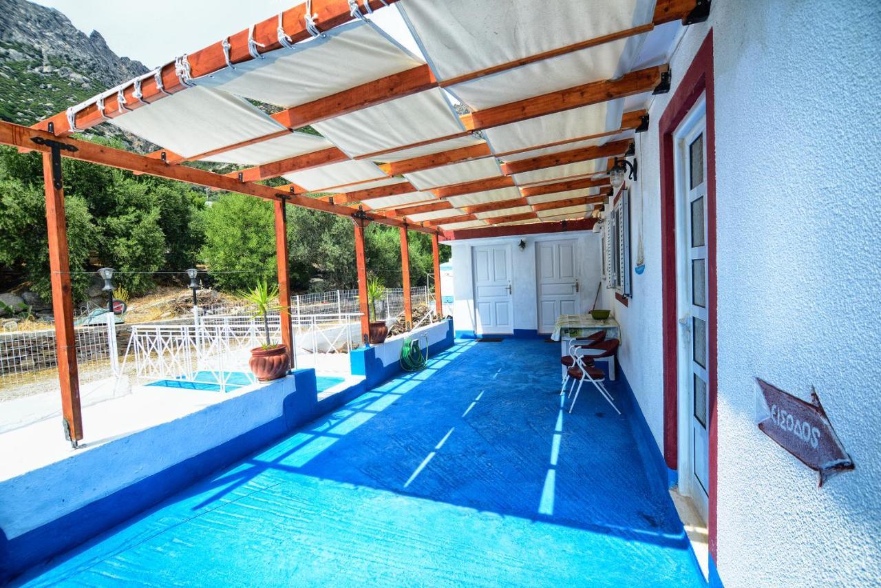 Ikaria Studios Manganitis Luaran gambar