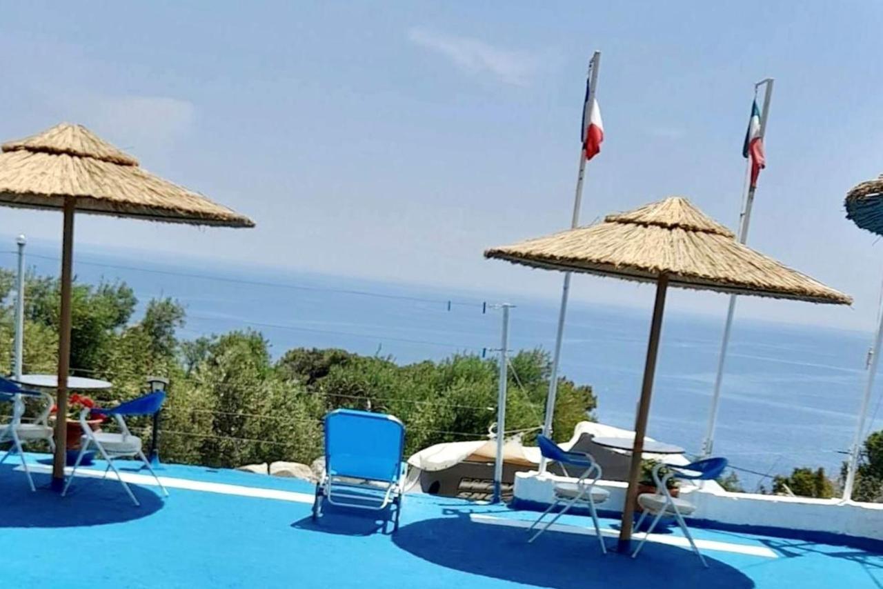 Ikaria Studios Manganitis Luaran gambar