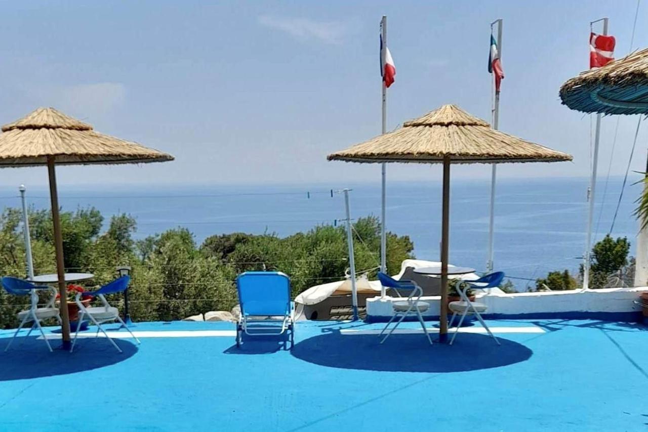 Ikaria Studios Manganitis Luaran gambar