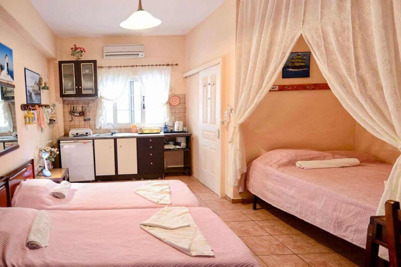 Ikaria Studios Manganitis Luaran gambar