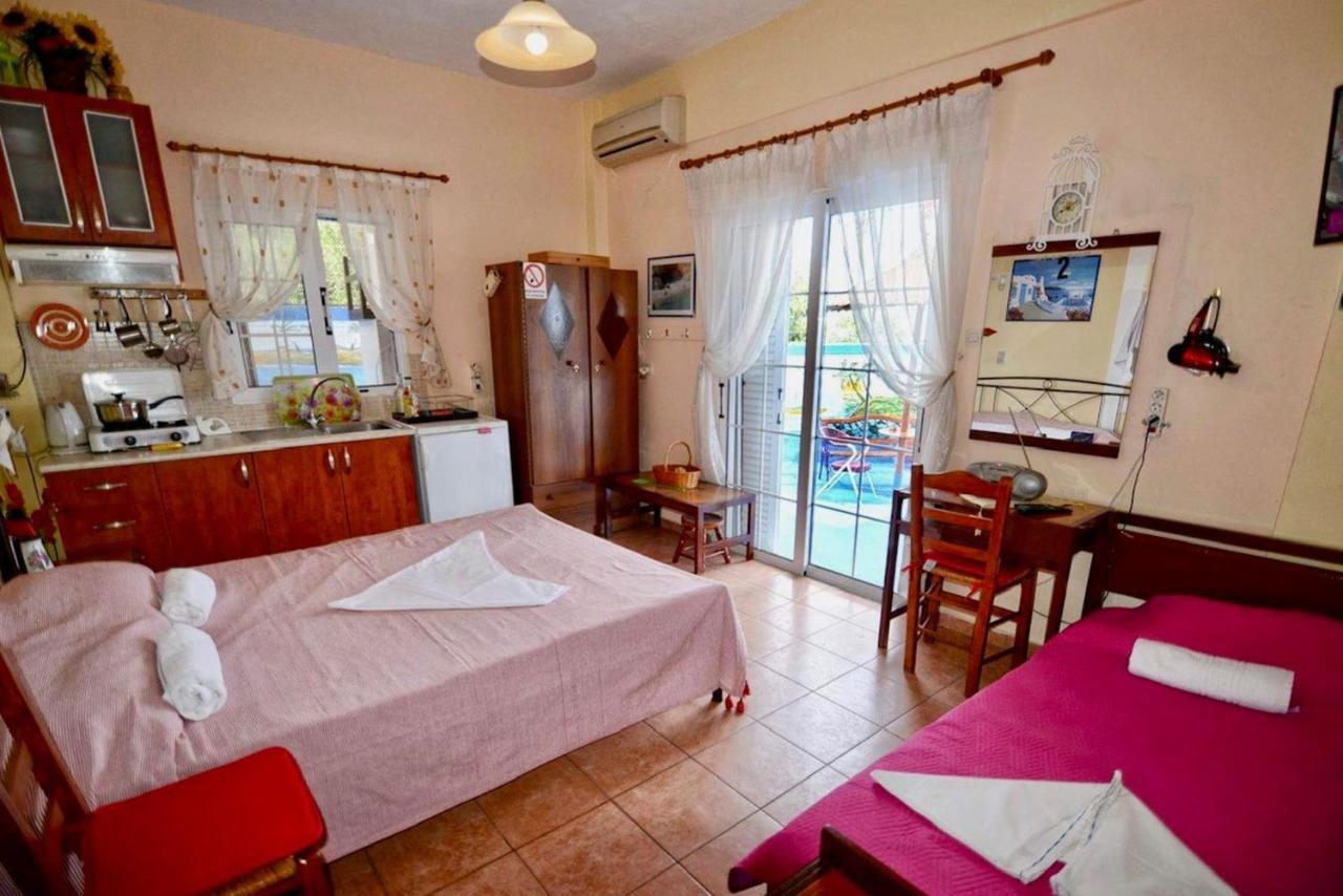 Ikaria Studios Manganitis Luaran gambar