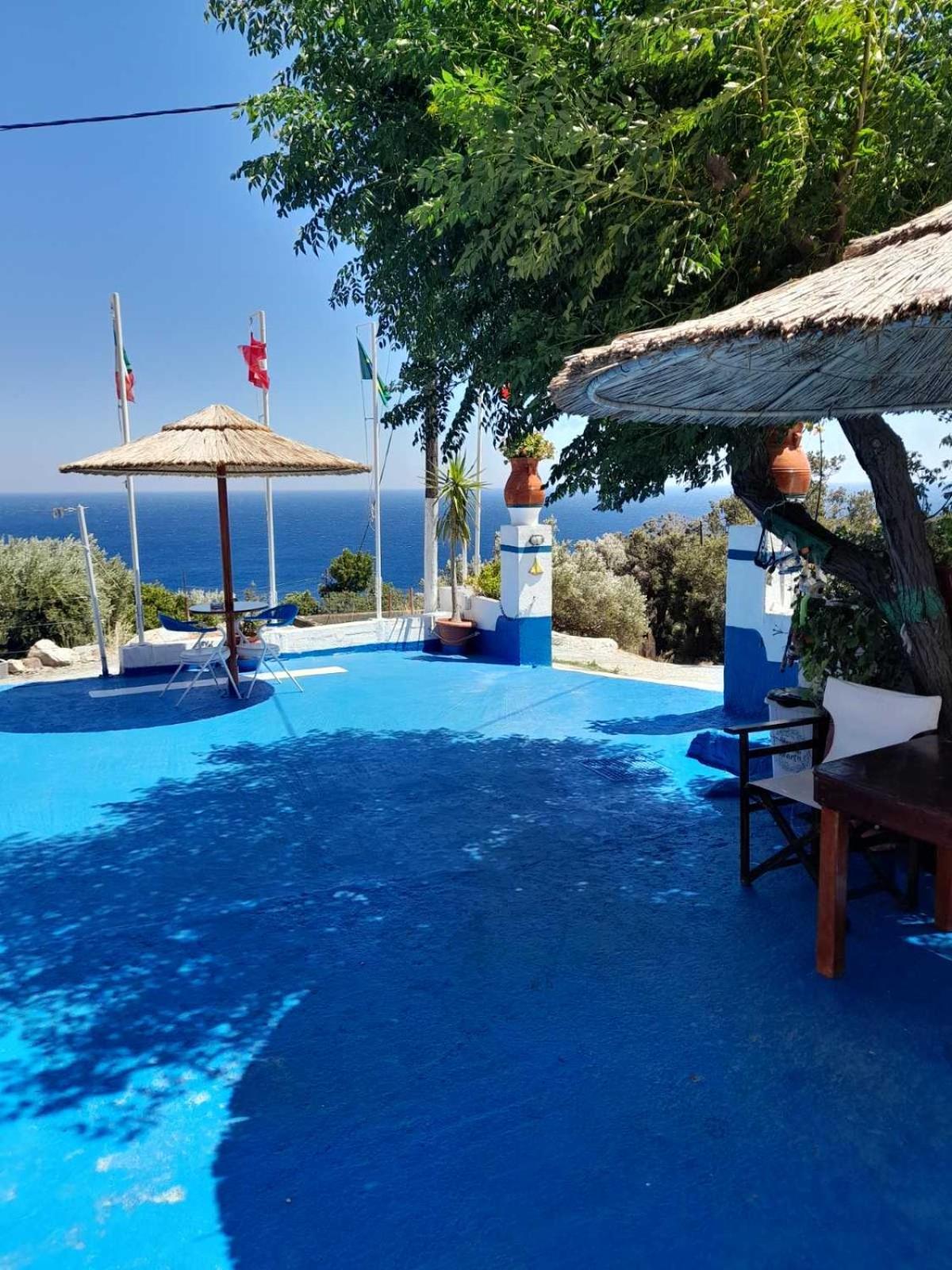 Ikaria Studios Manganitis Luaran gambar