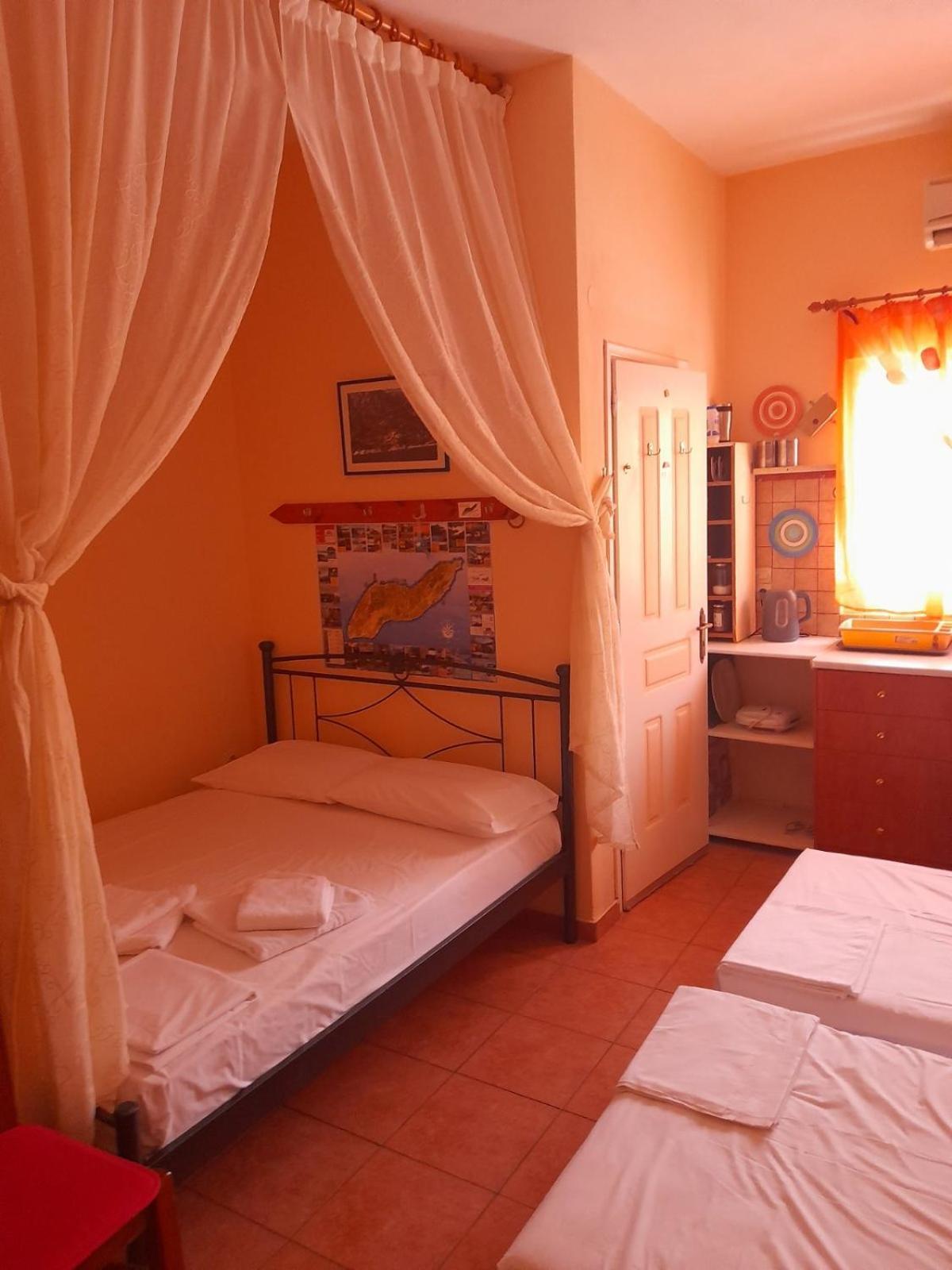 Ikaria Studios Manganitis Luaran gambar