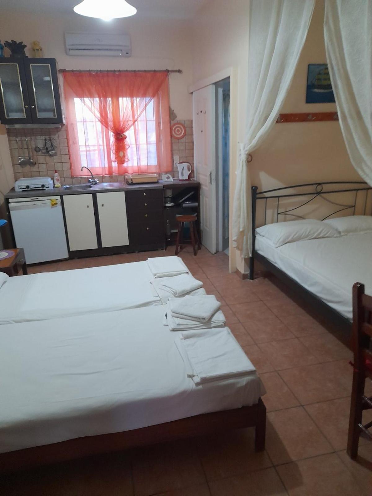 Ikaria Studios Manganitis Luaran gambar