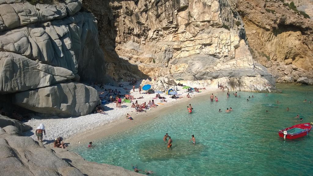 Ikaria Studios Manganitis Luaran gambar