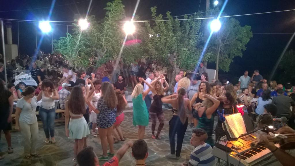 Ikaria Studios Manganitis Luaran gambar