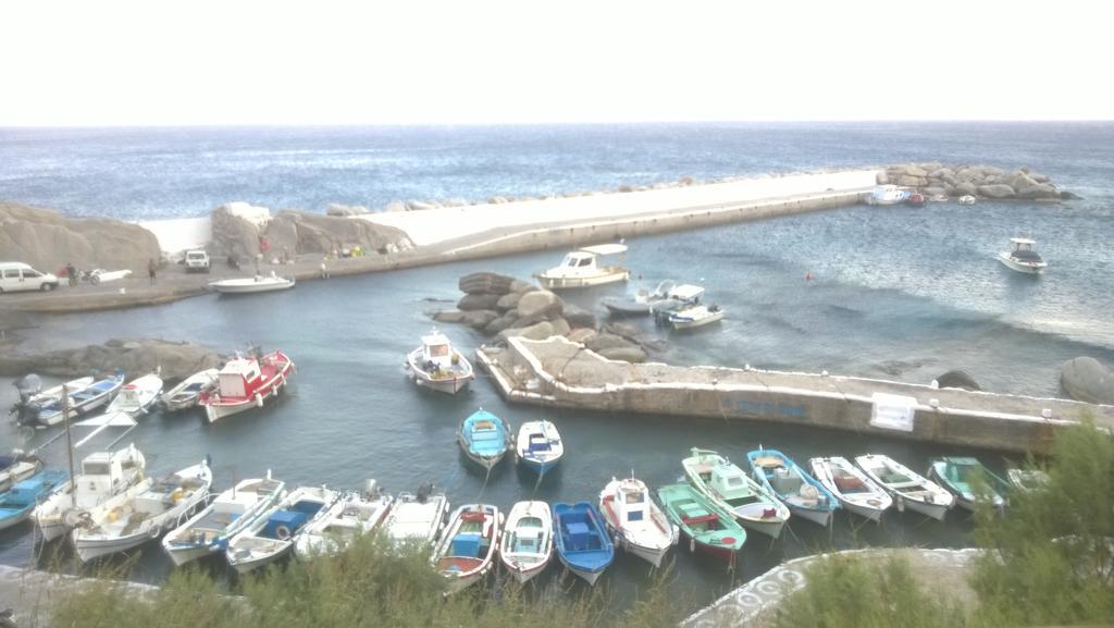 Ikaria Studios Manganitis Luaran gambar